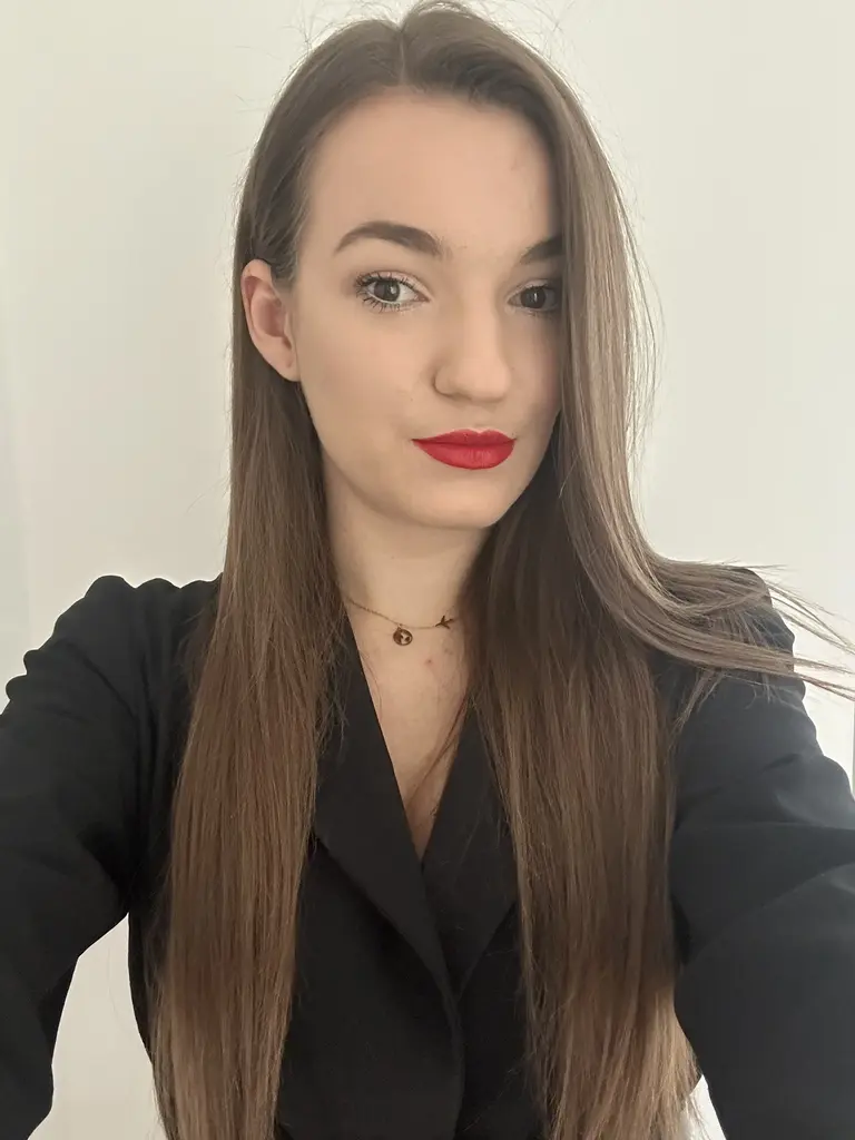Zwykłe zdjęcie selfie przed przetworzeniem przez AI