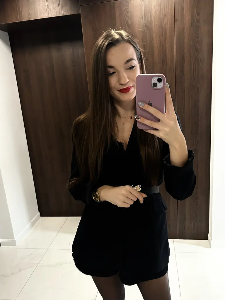 Zwykłe zdjęcie selfie przed przetworzeniem przez AI